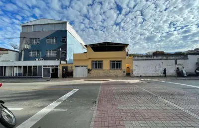 Ótima oportunidade de 3 casas em um único terreno, ideal para família ou construtor