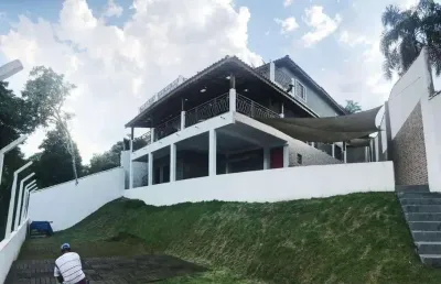 Vendo belíssima casa em mairiporã de frente para represa !!