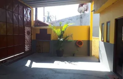 Casa espacosa 5002 contendo 2 dormitorios, 3 vagas de garagem, quintal com grama, edicula nos fundos com quarto, cozinha e banheiro, localizada a 1,3km da estacao dom bosco, escriturada com construcao