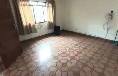 Casa com edicula nos fundos - 4 dormitorios, vaga de garagem, quintal, bem localizada a 1,4km da estacao dom bosco