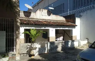 Casa com 2 quartos para alugar na Rua João Melo, 47, Democrito Rocha, Fortaleza