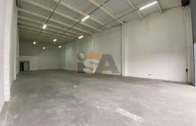 Galpão comercial, na descida do viaduto, no bairro de calmon viana em poá/sp.