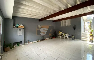 Casa térrea com 2 quartos, sendo 1 suíte; quintal; churrasqueira; e 2 vagas cobertas; no bairro vila colorado em suzano/sp.