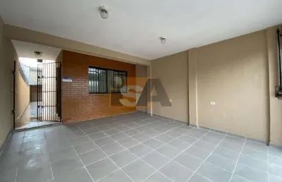 Sobrado no centro de suzano; com 3 quartos, sendo 1 com sacada e suíte; sala; cozinha; e 2 vagas cobertas.