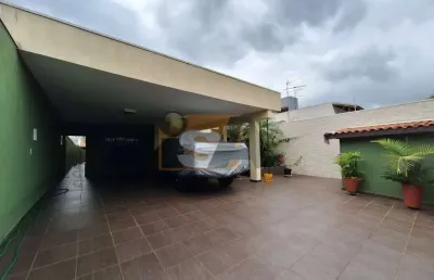 Casa térrea em suzano/sp; 3 suítes; 4 vagas; edícula e amplo quintal