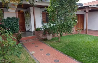 Casa térrea com 2 quartos; e 3 vagas no centro de suzano/sp.