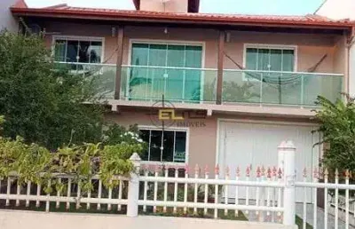 Linda casa, de 03 dormitórios, com vista mar, na praia de fora - palhoça.