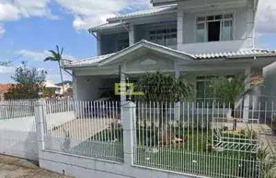 Casa de 04 dormitórios (01 suíte), área gourmet com churrasqueira a 40m do mar na praia de fora - p