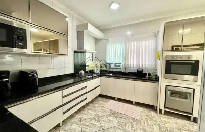 Casa à venda, semi-mobiliada com 04 dormitórios, sendo 01 suíte com banheira de hidromassagem em ba