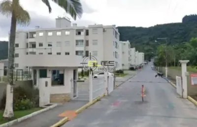 Apartamento mobiliado de 2 dormitórios com sacada em fundos/biguaçu.