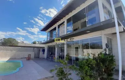 Casa com amplo terreno, piscina e mini playground na passagem do maciambu/palhoça.
