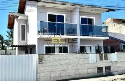 Sobrado com piscina, de 2 dormitórios(1 suíte) na barra do aririú/palhoça.