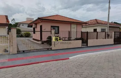 Casa de 2 dormitórios semi-mobiliada com amplo terreno e piscina, em guaporanga-biguaçu/sc.