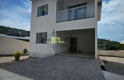 Casa de 2 dormitórios mobiliada, com sacada e vista mar em governador celso ramos.