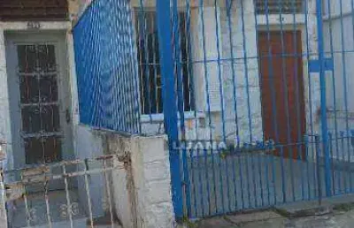 Sobrado com 2 casas independentes com 3 dormitorios cada uma, 1 vaga de garagem