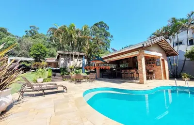 Imponente residência de alto padrão na granja viana: 5 quartos, 4 suítes, 4 salas, 5 banheiros, 6 vagas na cidade de cotia-sp.