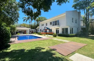 Imponente casa em condomínio à venda ou locação em jandira-sp, bairro jardim do golf i: 4 quartos, 4 suítes, 3 salas, 6 banheiros, 6 vagas de garagem, 541,65 m².
