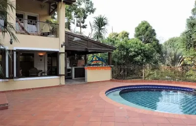 Luxuosa casa de 4 quartos e 2 suítes para venda ou locação em cotia-sp, chácara eliana: 3 salas, 6 banheiros, 2 vagas, 517m².