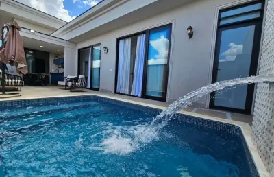 Casa de alto padrão no condomínio jardim recanto das águas com 3 quartos, 1 suíte e 4 vagas de garagem em nova odessa-sp