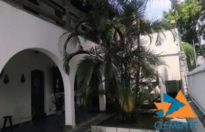 Casa com 6 quartos à venda na Santa Efigênia, Belo Horizonte 