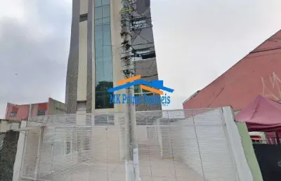 Prédio comercial com 4 andares com elevador panorâmico