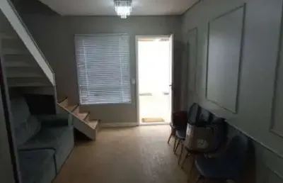 Casa em condomínio fechado 2 dormitórios com móveis planejados