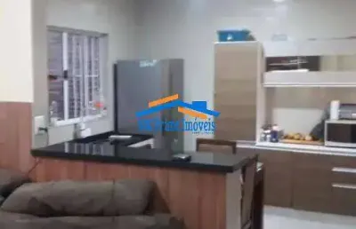 Assobradada com amplo quintal próximo a comércio em geral
