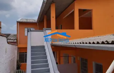 Terreno com 6 casas e renda: oportunidade de investimento.