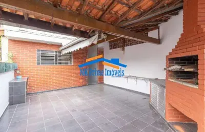 Sobrado com 3 dormitórios com armários sendo um suíte e 2 vagas de garagem.
