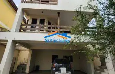 Sobrado 300m², 04 dormitórios, 06 vagas na garagem.