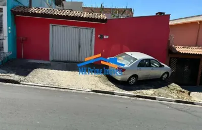Casa térrea de 250m² com 3 dormitórios, edícula e garagem para 5 carros.