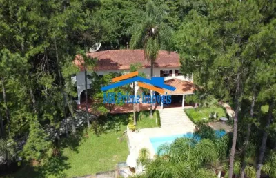 Mansão de alto padrão com 5.229 m² em meio à natureza.