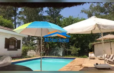 Sobrado de 500mt² com 6 dormitórios sendo 1 suíte com piscina