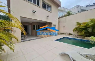 Casa em condomínio com 4 suítes e vista para área verde.
