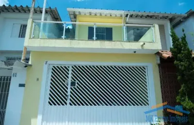 Ótimo sobrado com 3 dormitórios sendo 1 suíte e 2 vagas de garagem.