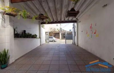 Ótimo imóvel com 2 casas 1° com 2 dormitórios e 5 vagas de garagem.