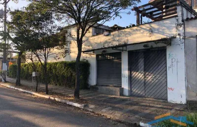 Ampla casa com apartamento independente, subsolo e lazer completo.