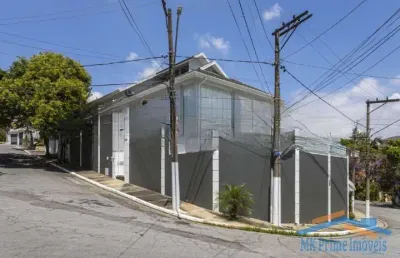 Luxuosa casa com 4 suítes, piscina aquecida e salão de festas à venda.