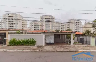 Ótima casa térrea com 3 dormitórios e 3 vagas de garagem.