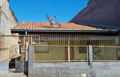 Casa térrea com 2 dormitórios, sala, cozinha e 4 vagas de garagem.