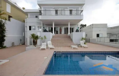 Linda casa em alphaville charmosa e com espaços generosos!