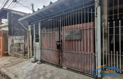 Ótima casa térrea com 2 dormitórios e 1 vaga de garagem.