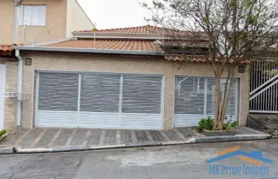 Excelente casa térrea com 3 dormitórios sendo 1 suíte e 2 vagas de garagem.