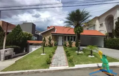 Linda casa no condomínio melville com 4 dormitórios e 2 suítes.