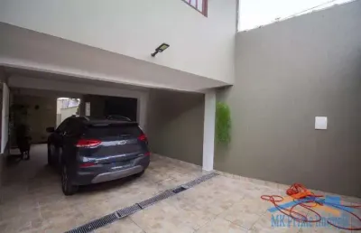 Excelente sobrado com 4 dormitórios sendo 1 suíte e 3 vagas de garagem.
