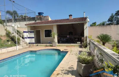 Linda casa com 3 dormitórios em condomínio fechado em ibiúna.
