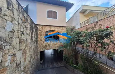 Casa com 3 dormitórios, sala espaçosa, 5 banheiros - ayrosa