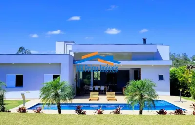 Chácara espaçosa com 6 dormitórios, piscina climatiza e área gourmet.