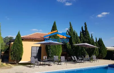 Chácara com 3 dormitórios, piscina e 10 vagas - condomínio fechado.