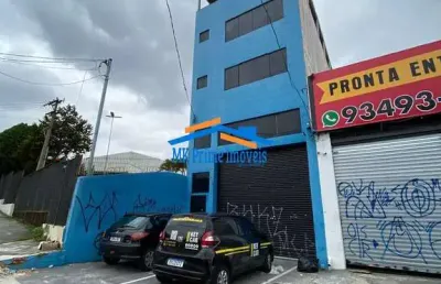 Prédio comercial de 4 andares com salas amplas e vagas de garagem.